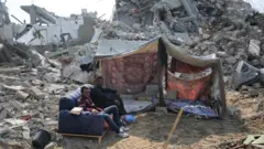 Palestinians returning to northern Gaza, continue to live inside tents wey dem build on rubble of dia house