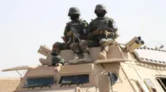 Soldados do Talibã com capacete e armas em cima de um veículo blindado