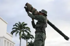 Um soldado com um lançador de míssel Igla-S