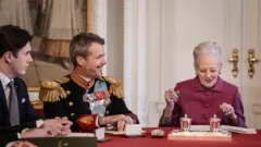 ခရစ်စီယန်ဘာ့ရဲတိုက်က နိုင်ငံတော်ကောင်စီဝင်တွေအရှေ့မှာ နန်းစွန့်ကြောင်း လက်မှတ်ရေးထိုးနေတဲ့ ဘုရင်မကြီးကို သားတော် (ဘယ်ဘက် ဒုတိယမြောက်)နဲ့အတူ မြင်တွေ့ရတာဖြစ်ပါတယ် 