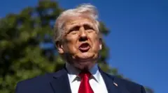 இரான் அரசுக்குச் சுங்கம் செலுத்திய எந்தவொரு கப்பலையும் சர்வதேசக் கடல் பகுதியில் தடுத்து நிறுத்தவும், சோதனை செய்யவும் அமெரிக்க கடற்படைக்கு அதிபர் டொனால்ட் டிரம்ப் உத்தரவிட்டுள்ளார். 