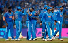 মিচেলের উইকেট নেওয়ার পর শামিকে ঘিরে ভারতীয় দলের উদযাপন