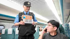 台灣高鐵列車服務人員巡視車廂時勸導音量過大的旅客
