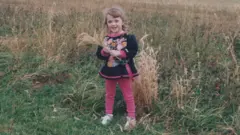 Amanda em sua casa de infância, nos anos 1990
