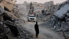 مركبة للصليب الأحمر بعد أن قالت حماس إنها عثرت على جثة جندي رهينة إسرائيلي في قطاع غزة، في 4 نوفمبر/تشرين الثاني 2025
