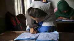 دختر دانش آموز مهاجر افغان در اسلام آباد نوت می گیرد