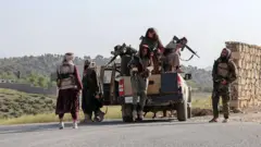 افغانستان کے صوبہ خوست میں پاکستان، افغانستان سرحد کے قریب گشت کرتے طالبان سکیورٹی اہلکاروں کی فائل فوٹو۔ 