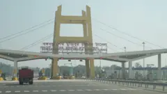 কর্ণফুলী টানেলে ঢোকার রাস্তা। 