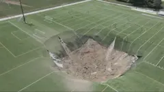 米イリノイ州のサッカー場に空いた陥没穴