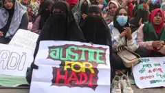 उस्मान हादी के हत्यारों को पकड़ने की मांग करते लोग