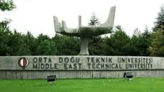 Orta Doğu Teknik Üniversitesi'nin isminin yer aldığı büst. 