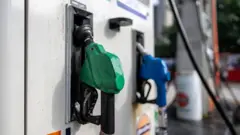 Benzinlikteki pompalar.