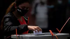 एक महिलाले मतदान गरेको साङ्केतिक तस्बिर 