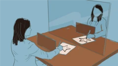 Uma pessoa em frente a um espelho enquanto faz um traço em uma estrela