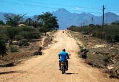 Un motocycliste lutte contre une maladie mortelle dans la brousse africaine