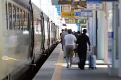 기차를 타기 위해 플랫폼을 걸어가는 사람들