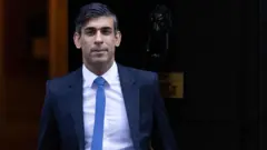 பிரிட்டன் பிரதமர் ரிஷி சுனக் சீட் பெல்ட் அணியாததால் அபராதம் விதித்த காவல்துறை