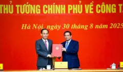 Thủ tướng Phạm Minh Chính trao quyết định tiếp nhận ông Lê Hoài Trung, Bí thư Trung ương Đảng, Chánh Văn phòng Trung ương Đảng, về công tác tại Bộ Ngoại giao, giao quyền Bộ trưởng Bộ Ngoại giao