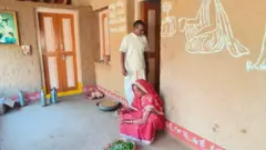 மின்சாரம், தொலைபேசி, டிவி என எதுவுமே வேண்டாமென பழங்கால முறையில் வாழும் கிராம மக்கள்
