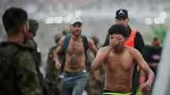 Seorang migran dari Maroko memberi isyarat saat tiba di perbatasan Spanyol, di Ceuta, Spanyol, 31 Juli 2026.
