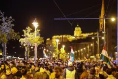 Присталице опозиције окупљају се у Будимпешти после затварања бирачких места 12. априла 2026.