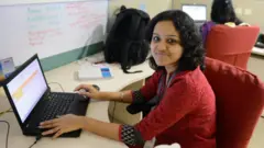 কোম্পানিতে কাজ করছেন একজন নারী