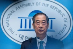 한덕수 전 국무총리가 2일 국회에서 대선 출마 선언을 하고 있다