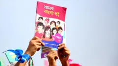 বিনামূল্যে পাঠ্যপুস্তক বিতরণ