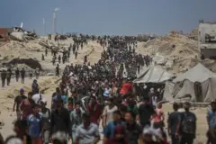 Una riada de personas en el área de Zikim, Gaza.
