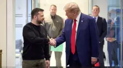 Perezida Zelensky asuhuzanya na Trump ubwo bahuriraga i New York muri Nzeri(9) 2024, igihe Trump yariho yiyamamariza kuba perezida