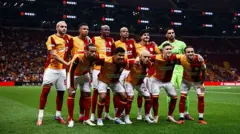Galatasaraylı oyuncular maç öncesi takım pozu verirken yan yana durmuşlar