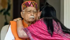 લાલ કૃષ્ણ અડવાણીને ગળે લગાડતાં પુત્રી પ્રતિભા