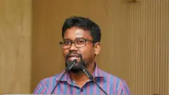 මන්ත්‍රී ශාන්ත පද්ම කුමාර ජනහමුවක් අමතන ඡායාරූපයකි