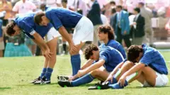 Jogadores italianos aguardam apreensivos a cobrança do pênalti final da decisão da Copa do Mundo de 1994
