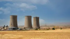 أبراج تبريد لمحطة طاقة نووية في إيران