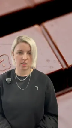 cokolada u pozadini, reporterka gleda u kameru