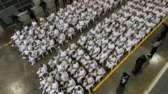 Supostos criminosos em audiência virtual durante um julgamento coletivo contra membros da gangue 'Mara Salvatrucha' (MS-13), realizado no Centro de Confinamento do Terrorismo (Cecot) no município de Tecoluca, São Vicente, El Salvador, no dia 23 de abril de 2026