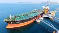 Um navio-tanque estrangeiro descarrega petróleo bruto importado na cidade de Qingdao, província de Shandong, China.