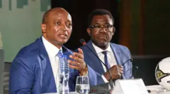 Le président de la Confédération africaine de football Patrice Motsepe et le secrétaire général Veron Mosengo-Omba