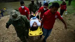 Migrante ferida sendo transportada de maca para um acampamento humanitário em Darién, no Panamá, em setembro de 2024