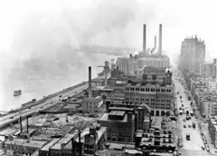 Foto histórica mostra edifícios e prédios industrias no local onde seria depois construída a sede da ONU em Nova York