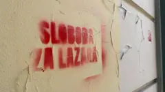Grafit podrške Lazaru Diniću u centru Novog Sada