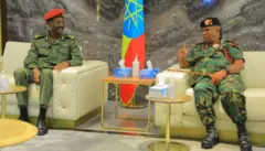 የጦር ኃይሎች ጠቅላይ ኢታማዦር ሹም ፊልድ ማርሻል ብርሃኑ ጁላ ከሶማሊላንድ ጠቅላይ ኢታማዦር ሹም ሜጄር ጄኔራል ኑህ ኢስማኤል ታኒ 