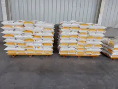 Des sacs de farine de maïs