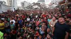Palestinos en la ciudad de Gaza observan un partido del Mundial entre Argentina y Egipto. Foto: 7 de julio de 2026.