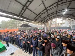 Арстан Алайдын жаназасына турган адамдар