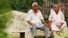 दिल्ली के एक पार्क में बैठे रिटायर सरकारी कर्मचारी