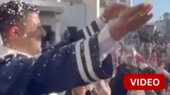 காஸா: இடிபாடுகளுக்கு மத்தியில் பட்டம் பெற்ற மாணவர்கள்