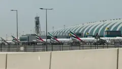 Aeronaves da companhia Emirates estacionados no Aeroporto Internacional de Dubai, nos Emirados Árabes Unidos