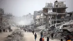 ኣብ ከተማ ቓዛ ብዓሰርተታት ዝቑጸሩ ሰባት ብዝፈረሱ ህንጻታትን ካልኦት ብዓቢኡ ዝዓነዉ ህንጻታትን እንትሓልፉ